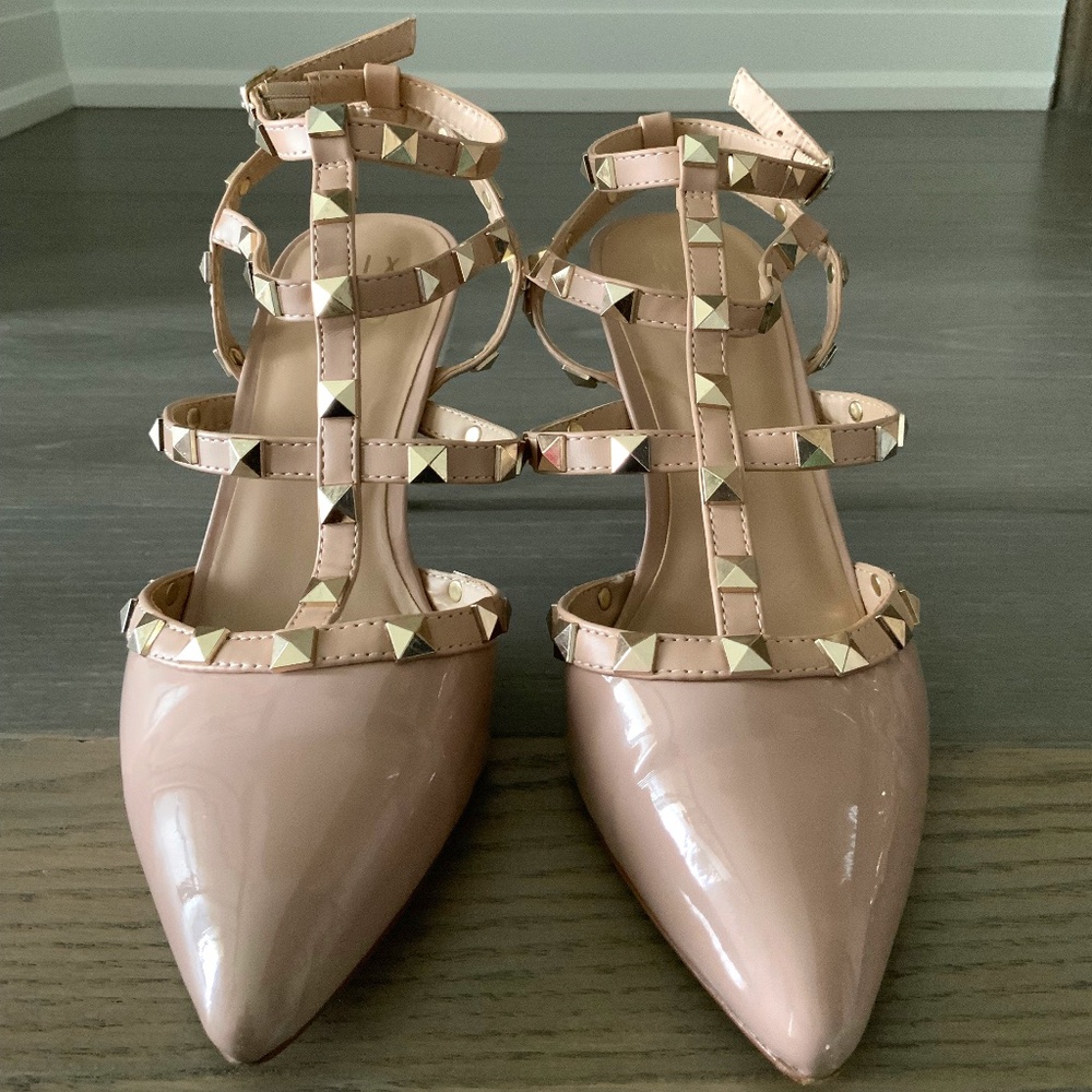 Mix No.6 Liraven Pump- Gold Studded, Size US 9